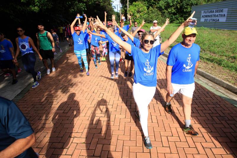 Uma reabertura feita a milhares de mãos. A fita inaugural colocada no inicio da trilha principal do Parque do Utinga foi rompida por mais de cinco mil pessoas ansiosas pelo inicio da caminhada, marcando o segundo dia da programação de reabertura do mais novo espaço paraense de lazer e interatividade com a natureza.
FOTO: MÁCIO FERREIRA / AG. PARÁ
DATA: 17.03.2018
BELÉM - PARÁ <div class='credito_fotos'>Foto: MÁCIO FERREIRA/ AG. PARÁ | <a href='/midias/2018/originais/904af784-a5b2-4425-aaf4-b7150d712d37.jpg' download><i class='fa-solid fa-download'></i> Download</a></div>
