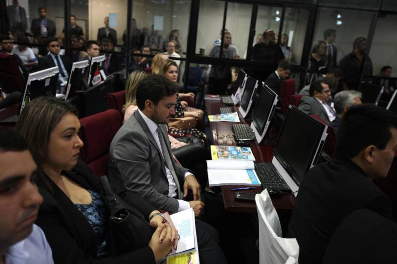 O governador Simão Jatene entregou, na manhã desta terça-feira (6), a "Mensagem Governamental do Pará à Assembleia Legislativa 2018", em sessão especial que abriu os trabalhos da Casa no exercício 2018. A leitura do documento destacou os principais resultados alcançados pelo governo no ano anterior e fez prognósticos de obras e serviços previstos para este ano.
FOTO: ANTONIO SILVA / AG. PARÁ
DATA: 06.02.2018
BELÉM - PARÁ <div class='credito_fotos'>Foto: Antônio Silva/Ag. Pará | <a href='/midias/2018/originais/906275c2-b2bb-435c-b1f8-86330b7a7033.jpg' download><i class='fa-solid fa-download'></i> Download</a></div>