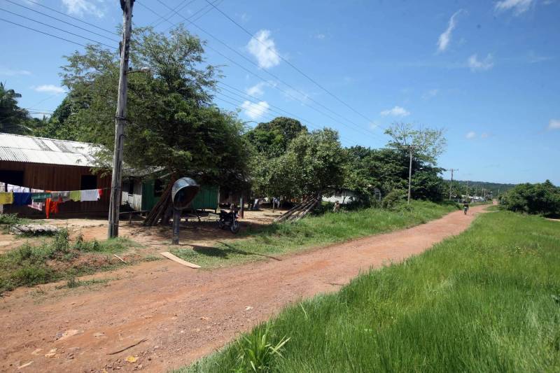 O Pará é o estado brasileiro que mais titulou áreas em prol dos remanescentes de quilombos em todo o Brasil. Um avanço e um reconhecimento histórico para aqueles que tanto fizeram pelo país desde a sua colonização. Somente nos últimos três anos, o Governo emitiu cinco títulos coletivos; o mais recente foi entregue no sábado (3), na comunidade Cachoeira Porteira (foto), localizada em Oriximiná, região oeste do Pará.
FOTO: ANTONIO SILVA / ARQUIVO AG. PARÁ
DATA: 05.03.2018
ORIXIMINÁ - PARÁ
<div class='credito_fotos'>Foto: Antônio Silva/Ag. Pará | <a href='/midias/2018/originais/906917d7-131e-4b65-8b9d-40990b6d3709.jpg' download><i class='fa-solid fa-download'></i> Download</a></div>