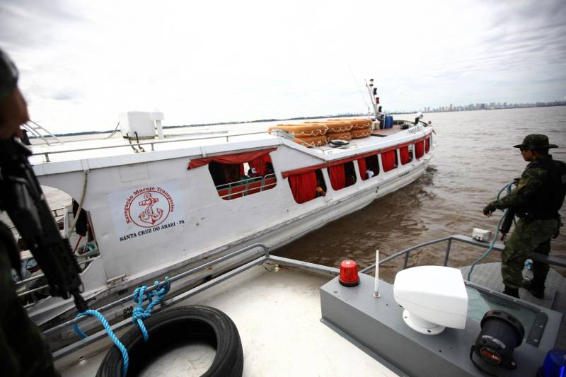O proprietário da embarcação da empresa Navegação Marajó (foto), que faz a navegação de passageiros entre Santa Cruz do Arari, na ilha do Marajó e Belém, Evandro Feio, 43 anos, foi abordada pela lancha da Companhia de Policiamento Fluvial em plena baia do Guajará, próximo a capital Belém. Este é um procedimento de rotina do Grupamento Fluvial que realiza o policiamento ostensivo nos rios do Estado e atende comunidades ribeirinhas através de projetos sociais.
FOTO: MARCELO LELIS / AG. PARÁ
DATA: 27.04.2018
BELÉM - PARÁ <div class='credito_fotos'>Foto: Marcelo Lelis / Ag. Pará | <a href='/midias/2018/originais/90704832-4aa9-4d22-b8ca-898e40380818.jpg' download><i class='fa-solid fa-download'></i> Download</a></div>