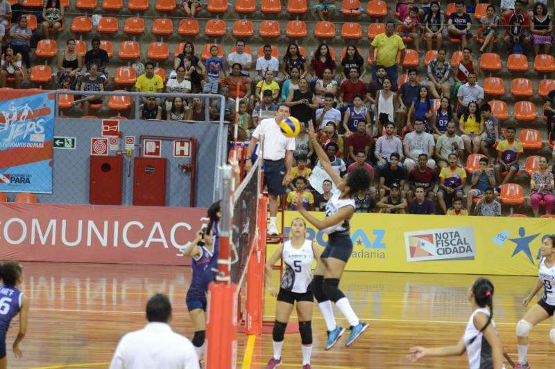 A 60ª edição dos Jogos Estudantis Paraenses (JEPs) encerrou neste domingo (24), na Arena Guilherme Paraense, em Belém. Após dois dias de competições, foram conhecidas as 16 equipes das modalidades coletivas de basquete, volei, futsal e handebol, nas categorias "A" (12 a 14 anos) e "B" (15 a 17 anos) que vão representar o Pará na etapa nacional dos Jogos Escolares da Juventude, em setembro.
FOTO: FERNANDO NOBRE / ASCOM SEDUC
DATA: 24.06.2018
BELÉM - PARÁ <div class='credito_fotos'>Foto: FERNANDO NOBRE/ASCOM SEDUC | <a href='/midias/2018/originais/9071b773-fa9b-43de-8698-a79ae48c5b2e.jpg' download><i class='fa-solid fa-download'></i> Download</a></div>