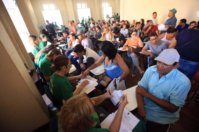 Com o mote “Defensoras e Defensores Públicos pelo direito à documentação pessoal: onde existem pessoas, nós enxergamos cidadãos", a Associação Nacional dos Defensores Públicos (Anadep) lançou, pela primeira vez, a Campanha Nacional na Região Norte. Este ano, a campanha tem por objetivo mostrar à sociedade que a Defensoria Pública pode ajudar o cidadão a obter e/ou retificar a documentação básica. O Mercado Francisco Bolonha, localizado no Complexo Mercado Ver-O-Peso, foi o local escolhido para sediar o evento, nesta sexta-feira (4). Na ocasião, houve um grande mutirão de atendimento ao público (foto), com orientação jurídica e esclarecimento de dúvidas para cerca de 800 cidadãos paraenses. A iniciativa teve o apoio da Defensoria Pública do Estado do Pará, da Associação dos Defensores Públicos do Pará (Adpep-PA) e do Colégio Nacional de Defensores Gerais (Condege).
FOTO: RODOLFO OLIVEIRA / AG. PARÁ
DATA: 04.05.2018
BELÉM - PARÁ <div class='credito_fotos'>Foto: Rodolfo Oliveira/Ag. Pará | <a href='/midias/2018/originais/9072df98-3b8a-408b-8af5-c831b0cd8834.jpg' download><i class='fa-solid fa-download'></i> Download</a></div>