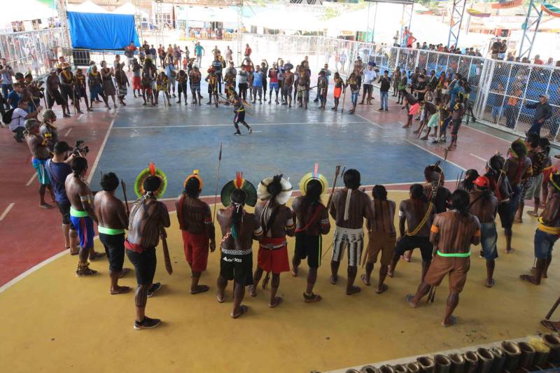 Uma caminhada pelas principais ruas de São Félix do Xingu foi o ponto alto da programação da Semana dos Povos Indígenas nesta quarta-feira (18). Os índios se concentraram em frente à Secretaria Municipal de Cultura, entoando cantos de guerra e dançando na luta por direitos. Uma das principais reivindicações é a retomada de territórios e a gestão ambiental dessas áreas. Durante a passeata, caciques se revezavam proferindo palavras de ordem, enquanto todos seguiam em cadência rumo à Praça do Triângulo, onde ocorre grande parte das atividades. A passeata foi também um protesto contra a exoneração de Franklimberg Ribeiro de Freitas da presidência da Fundação Nacional do Índio (Funai). Ele teria sido demitido pelo presidente Michel Temer a pedido de deputados da bancada ruralista, em Brasília.
FOTO: RODOLFO OLIVEIRA / AG. PARÁ
DATA: 18.04.2018
SÃO FÉLIX DO XINGU - PARÁ <div class='credito_fotos'>Foto: Rodolfo Oliveira/Ag. Pará | <a href='/midias/2018/originais/90730410-df91-49fb-88e4-d826bed3ebc2.jpg' download><i class='fa-solid fa-download'></i> Download</a></div>