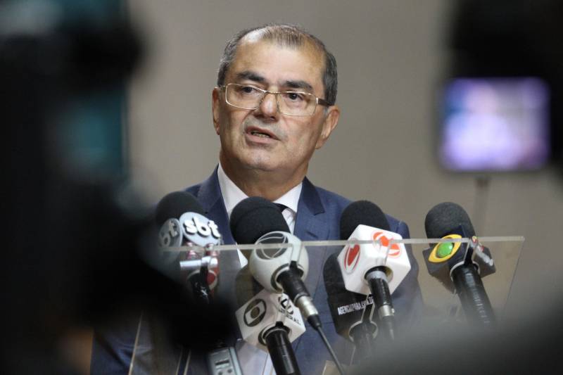 Esforço concentrado, foco definido, inteligência ampliada e força maior, para obter resultados concretos e imediatos. Este é o novo momento da segurança pública no Pará, a partir desta quarta-feira (21), com a apresentação do novo secretário de Estado de Segurança Pública e Defesa Social do Pará, Luiz Fernandes Rocha. Às 16h, logo depois de apresentar o detalhamento de seu plano de ações ao governador Simão Jatene, Luiz Fernandes fala à imprensa em entrevista coletiva à Imprensa, no auditório do Palácio do Governo. O plano de ações é dividido em tópicos, com 10 eixos de enfrentamento do crime, cada um deles com coordenação própria, sem prejuízo do trabalho integrado. Dentre esses eixos, será intensificado o combate a toda modalidade de roubos, assaltos, homicídios, violência contra a mulher e tráfico de drogas, ocorrências que mais incomodam a população.
FOTO: CRISTINO MARTINS / AG. PARÁ
DATA: 21.02.2018
BELÉM - PARÁ <div class='credito_fotos'>Foto: Cristino Martins/Ag. Pará | <a href='/midias/2018/originais/90758a52-5979-4f2c-a880-431452e68d38.jpg' download><i class='fa-solid fa-download'></i> Download</a></div>