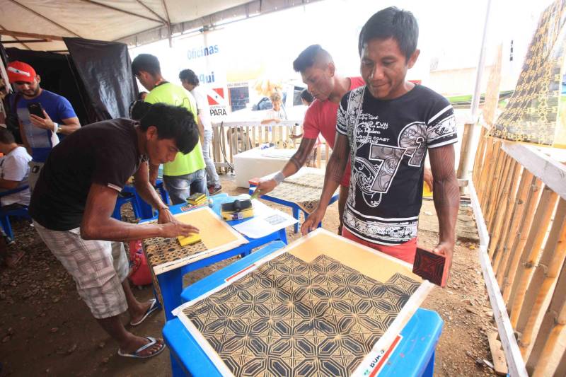 O que na aldeia é uma ferramenta de caça, na Semana dos Povos Indígenas vira uma das modalidades esportivas mais aguardadas. A competição de arco e flecha levou ao Estádio Municipal Turcão, no centro de São Félix do Xingu, município do sudeste do Pará, um dos símbolos da cultura dessas comunidades. Entre índios jovens, que saem na floresta à procura de comida, aos velhos caciques, que chefiam as aldeias, 15 participaram da competição, exibindo precisão e habilidade. Para eles, mais importante do que competir é poder estar a lado dos irmãos, que vêm de diversas partes do País para o evento. Um deles é Paulinho Juruna, 33 anos, que saiu do Estado do Mato Grosso e viajou por quase dois dias para participar da semana em São Félix. “Nosso povo veio com muita alegria ao Pará. A gente nunca tinha estado aqui. Temos gratidão com a Prefeitura de São Félix pelo convite. Agora, posso mostrar minha habilidade com o arco e flecha aos parentes Kayapó da região. E, quem sabe, aprender com eles”, disse Paulinho Juruna, acrescentando que “usamos a flecha basicamente para caçar. Mais para a pesca. É como se fosse o anzol de vocês”. Na foto, Bayen Kayapó.
FOTO: RODOLFO OLIVEIRA / AG. PARÁ
DATA: 17.04.2018
SÃO FÉLIX DO XINGU - PARÁ <div class='credito_fotos'>Foto: Rodolfo Oliveira/Ag. Pará | <a href='/midias/2018/originais/907a00bd-f22c-4fe0-8bbd-2df6c50ec63a.jpg' download><i class='fa-solid fa-download'></i> Download</a></div>