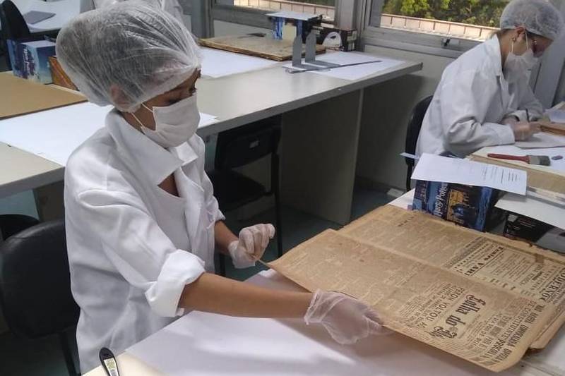 “Conservação e Acondicionamento de Jornais Antigos” é a mais nova oficina que a centenária Biblioteca Pública Arthur Vianna passa a oferecer a partir deste mês de Julho. Ao lado das oficinas de encadernação, restauro e higienização de livros, a biblioteca adiciona mais uma formação ao seu cardápio de cursos livres, todas gratuitas.

FOTO: ASCOM FCP
DATA: 05.07.2018
BELÉM - PARÁ <div class='credito_fotos'>Foto: ASCOM FCP   |   <a href='/midias/2018/originais/90863862-cce2-4c3e-bbcb-b27c4424a0ed.jpg' download><i class='fa-solid fa-download'></i> Download</a></div>