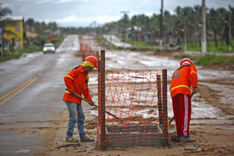 O motorista Ademir Silva, 53 anos, é condutor de ônibus no perímetro Salinópolis/Atalaia, no nordeste do estado. Ele comenta que sempre testemunhou os congestionamentos “quilométricos” que se formam nos períodos de férias na rodovia PA-444 (Estrada do Atalaia), que liga o município a sua mais frequentada praia. Agora, Ademir comemora o trabalho de duplicação da rodovia, que alcançou 80% das obras de drenagem. O prazo máximo para a conclusão das obras de restauração e duplicação da PA-444, que ligam a PA-124 e a sede do município a Praia do Atalaia, é o mês de janeiro de 2019. O custo do investimento é de R$ 17.897.41,08. “Sem dúvida vai melhorar em 70% o trânsito, já que andar por aqui, nos feriados, é uma briga constante”, comenta. Além da duplicação da rodovia, o projeto prevê a criação de um canteiro central, ciclovia iluminada nos dois sentidos da pista e diversas travessias para pedestres com semáforos temporizados, trazendo beleza, conforto e segurança à população em geral.
FOTO: IGOR BRANDÃO / AG. PARÁ
DATA: 19.04.2018
SALINÓPOLIS - PARÁ <div class='credito_fotos'>Foto: IGOR BRANDÃO / AG. PARÁ | <a href='/midias/2018/originais/909f5b91-9952-4970-b152-77e70ea130a7.jpg' download><i class='fa-solid fa-download'></i> Download</a></div>