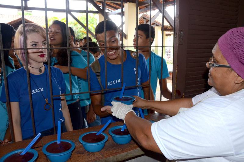 Quase 52 mil quilos de açaí foram adquiridos pela Secretaria de Estado de Educação (Seduc) para compor o cardápio da merenda escolar deste ano. O produto está sendo servido pelo menos uma vez por semana nas escolas da rede pública estadual. Segundo a coordenadora do Departamento de Apoio ao Estudante (CAE) da Seduc, Leila Ferreira, o alimento chegou às escolas na forma pasteurizada, que garante um produto final 100% livre de contaminação e com garantia de cor e sabor originais do fruto.
FOTO: FERNANDO NOBRE / ASCOM SEDUC
DATA: 13.12.2016
BELÉM - PARÁ <div class='credito_fotos'>Foto: FERNANDO NOBRE/ASCOM SEDUC | <a href='/midias/2018/originais/90a1fc6b-2086-490a-8024-eea2a31fcd38.jpg' download><i class='fa-solid fa-download'></i> Download</a></div>