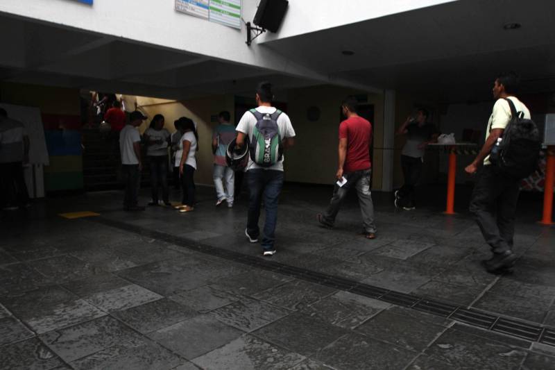 Um total de 9011 candidatos fizeram as provas para concorrer a 500 vagas para agente prisional da Superintendência do Sistema Penitenciário do Estado (Susipe), neste domingo, 18. No total, 11.835 candidatos estavam inscritos para o concurso, que é o primeiro da instituição para o cargo.
FOTO: CRISTINO MARTINS / AG. PARÁ
DATA: 18.03.2018
BELÉM - PARÁ <div class='credito_fotos'>Foto: Cristino Martins/Ag. Pará | <a href='/midias/2018/originais/90a73be1-51c9-4fb9-ad04-c4e50551ff3c.jpg' download><i class='fa-solid fa-download'></i> Download</a></div>