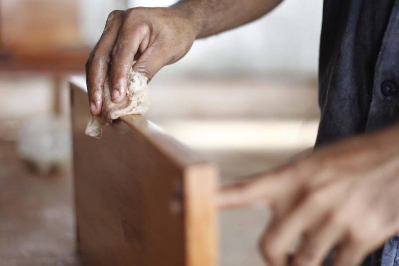 Uma marcenaria instalada no Centro de Recuperação do Coqueiro (CRC), em Belém, é mais uma das oportunidades de qualificação da mão de obra carcerária no Pará. O projeto, iniciado há 15 anos, já profissionalizou mais de 100 internos do regime fechado custodiados na unidade prisional pela Superintendência do Sistema Penitenciário do Estado (Susipe). Atualmente, 11 internos fazem parte do grupo que trabalha na confecção de móveis em madeira MDF. Pelo trabalho, os detentos recebem remuneração de 3/4 do salário mínimo, conforme determina a Lei de Execução Penal brasileira, além da remição de pena e a oportunidade de se profissionalizar para o mercado de trabalho.
FOTO: AKIRA ONUMA / ASCOM SUSIPE
DATA: 14.05.2018
BELÉM - PARÁ <div class='credito_fotos'>Foto: Akira Onuma / Ascom Susipe | <a href='/midias/2018/originais/90abc00e-5ca8-413c-b0e1-1a7801b1d013.jpg' download><i class='fa-solid fa-download'></i> Download</a></div>
