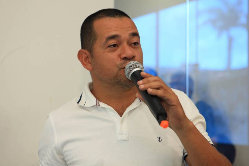 A agenda começou no município de Curuçá, com a assinatura da Ordem de Serviço de pavimentação de 6 km de vias urbanas através do Programa Asfalto na Cidade, um investimento de mais de R$2 milhões que vão beneficiar moradores como os do Bairro Alto. Na cerimônia, que aconteceu na sede da Prefeitura de Curuçá, o prefeito Jefferson Ferreira de Miranda, conhecido como “Tarrafa” (foto), destacou as obras do Governo em seu município.

FOTO: RODOLFO OLIVEIRA / AG. PARÁ
DATA: 14.06.2018
CURUÇÁ - PARÁ <div class='credito_fotos'>Foto: Rodolfo Oliveira/Ag. Pará   |   <a href='/midias/2018/originais/90ad47eb-17bb-4d03-b2f2-18f5d89a0fb5.jpg' download><i class='fa-solid fa-download'></i> Download</a></div>