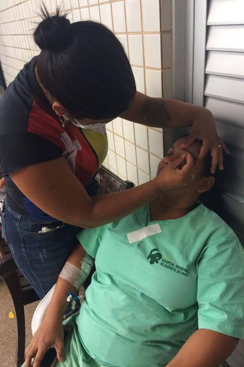 O trabalho voluntário muda a atmosfera hospitalar. O ambiente de dor e apreensão se transforma, e o hospital ganha cores, risos e esperanças. No Hospital Regional do Sudeste do Pará – Dr. Geraldo Veloso (HRSP), localizado em Marabá, vários grupos de voluntariado contribuem com atividades lúdicas para o êxito do tratamento oferecido pelos profissionais da unidade de saúde. Em fevereiro, os grupos “Pipoca e Maionese”, “Amor em Ação”, “Filhos da Caridade” e “Médicos da Alegria” proporcionaram a cada semana alegria e diversão a pacientes de todas as alas do hospital, incluindo a Unidade de Terapia Intensiva (UTI). Para o ajudante de pedreiro José Lira, 25 anos, a presença dos voluntários do grupo “Pipoca e Maionese” foi fundamental na recuperação de seu filho, de 06 anos, internado na UTI Pediátrica. “Antes de começar a brincadeira, meu filho estava chorando, triste, chamando pela mãe. Mas depois ele ficou alegre, pediu até para tomar banho. Eles se divertem. A gente vê que quando começa a brincadeira, eles já ficam alegres, sorrindo”, contou José Lira.
FOTO: ASCOM / HRSP
DATA:27.02.2018
MARABÁ - PARÁ <div class='credito_fotos'>Foto: ASCOM HRSP | <a href='/midias/2018/originais/90b057c9-1e19-4997-93e7-1fd17e8d4c6f.jpg' download><i class='fa-solid fa-download'></i> Download</a></div>