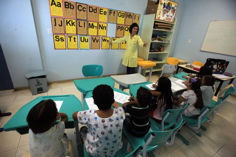 Na FHCGV, a pequena R.S. divide as aulas com mais cinco crianças, de 3 a 12 anos, internadas no hospital. A sala de aula, que fica em um dos ambientes hospitalares, acaba indo além das disciplinas escolares e se torna um local de acolhimento. “É muito gratificante oferecer a perspectiva para essas crianças de continuar as aulas mesmo em um ambiente hospitalar. A gente devolve um pouco do que é a vida lá fora. E aqui eles trazem tudo pra gente, o medo de fazer cirurgia, a saudade de casa... Às vezes tenho que mudar meu cronograma de aulas para ouvir os relatos das crianças e levar todo o apoio para elas”, destaca a professora Vanise Cavalcante, 37 anos (foto).
FOTO: SIDNEY OLIVEIRA / AG. PARÁ
DATA: 08.11.2018
BELÉM - PARÁ <div class='credito_fotos'>Foto: Sidney Oliveira/Ag. Pará | <a href='/midias/2018/originais/90b15c2b-7b3d-46f9-ad21-300fa758cf26.jpg' download><i class='fa-solid fa-download'></i> Download</a></div>