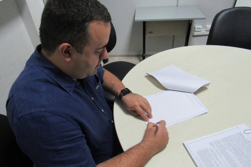 O Instituto de Desenvolvimento Florestal e da Biodiversidade (Ideflor-bio) e a empresa Blue Timber assinaram nesta quarta-feira (4) o contrato de concessão de uma unidade de manejo florestal (UMF) na Floresta Estadual (Flota) do Paru, localizada no município de Monte Alegre, no oeste do Pará. A empresa foi selecionada em edital de concorrência pública, lançado pelo Instituto no início de 2018. A nova concessionária atuará na UMF IV da Flota Paru, uma área de aproximadamente 50 mil hectares, a 140 km de distância da sede municipal de Monte Alegre. No espaço, a empresa poderá retirar madeira, resíduos florestais e produtos não madeireiros, como folhas, raízes, frutos e sementes, tudo de acordo com os planos operacionais anuais, que serão submetidos pela concessionária e avaliados pelo Ideflor-bio e pela Secretaria de Estado de Meio Ambiente e Sustentabilidade (Semas). Na foto, o concessionário, Ricardo Tamanho.
FOTO: ASCOM / IDEFLOR-BIO
DATA: 04.07.2018
BELÉM - PARÁ <div class='credito_fotos'>Foto: Ascom Ideflor-Bio | <a href='/midias/2018/originais/90bb2f7a-fcaa-4f54-982c-dd63e494ecd3.jpg' download><i class='fa-solid fa-download'></i> Download</a></div>