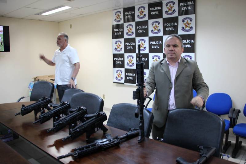 Em reunião com diretores de Divisões Especializadas, realizada na Delegacia-Geral de Polícia Civil, em Belém, nesta terça-feira (3), foram apresentadas as novas armas, recém-adquiridas pelo governo do Estado, para uso em ações de enfrentamento ao crime. São fuzis T4 calibre 556, e carabinas de calibres CT 30 e ponto 40, considerados as armas mais modernas encontradas atualmente no mercado. As novas armas foram apresentadas pelo delegado-geral de Polícia Civil, Rilmar Firmino (foto), que destacou os investimentos do Governo do Pará para que a polícia disponha de armamento compatível ao enfrentarmento de grupos organizados de criminosos.
FOTO: ASCOM POLÍCIA CIVIL
DATA: 03.04.2018
BELÉM - PARÁ <div class='credito_fotos'>Foto: Ascom Polícia Civil | <a href='/midias/2018/originais/90c120ad-c764-4c59-ae3b-247e7f7b8c1f.jpg' download><i class='fa-solid fa-download'></i> Download</a></div>