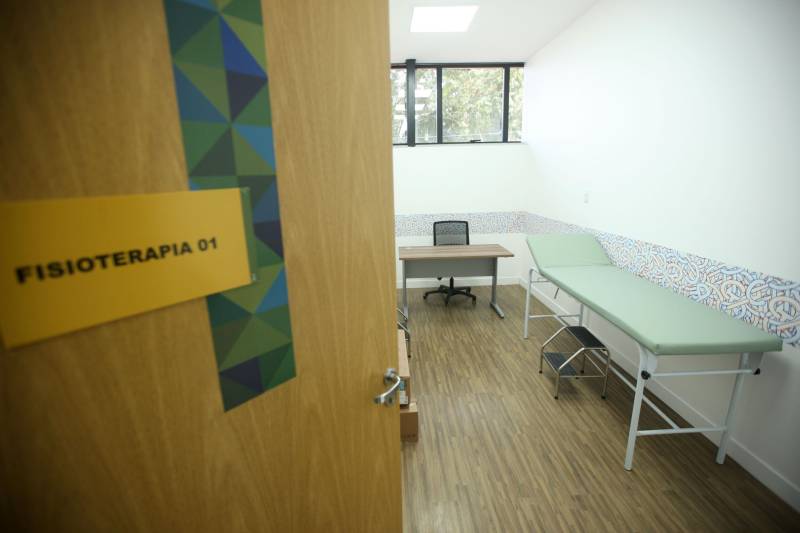 O Pará ganha, a partir desta quarta-feira, 30, o primeiro Centro Integrado de Inclusão e Reabilitação da região Norte. Localizado na rodovia Arthur Bernardes, em Belém, às margens da Baía do Guajará, o Centro Integrado de Inclusão e Reabilitação – CIIR, está instalado em uma área total de mais de 40 mil metros quadrados. O Centro é diferente de outros que já existem no país por integrar vários serviços em um único local. A obra foi iniciada em março de 2014 e está orçada em mais de R$ 32 milhões, recursos do tesouro estadual. O CIIR faz parte das ações previstas pelo Governo do Estado ampliando os serviços já oferecidos pela Secretaria de Estado de Saúde Pública (Sespa). A inauguração do Centro será às 16h30. O CIIR vai agregar, em um único espaço, assistência médica, odontológica, reabilitação, capacitação, oficinas para produção de próteses e serviço de apoio e diagnósticos em crianças, jovens e adultos com deficiência no Estado do Pará. No CIIR vai funcionar um Centro Especializado em Reabilitação (CER IV) para usuários com deficiência auditiva, física, intelectual e visual; uma oficina ortopédica fixa e um Centro de Especialidades Odontológicas (CEO II).
FOTO: THIAGO GOMES / AG. PARÁ
DATA: 25.05.2018
BELÉM - PARÁ <div class='credito_fotos'>Foto: Thiago Gomes /Ag. Pará | <a href='/midias/2018/originais/90c82811-4bc6-4c47-b763-8166006f822c.jpg' download><i class='fa-solid fa-download'></i> Download</a></div>