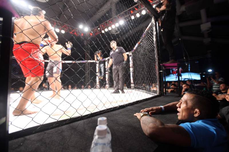 O mundo do MMA conheceu neste sábado os novos guerreiros paraenses. Dos 34 lutadores que entraram no octógono do Jungle Fight 93, 31 representaram o estado. Destaque para Ivanildo Monstrinho e Francisco Figueiredo, que conquistaram os cinturões interinos das categorias 57kg e 61kg, respectivamente, diante do público que lotou o Centro de Convenções da Amazônia – Hangar, com apoio da Secretaria de Estado de Esporte e Lazer.
FOTO: THIAGO GOMES / AG. PARÁ
DATA: 28.04.2018
BELÉM - PARÁ <div class='credito_fotos'>Foto: Thiago Gomes /Ag. Pará | <a href='/midias/2018/originais/90d12b90-34b6-4aa6-aac9-137a84fe1b8a.jpg' download><i class='fa-solid fa-download'></i> Download</a></div>