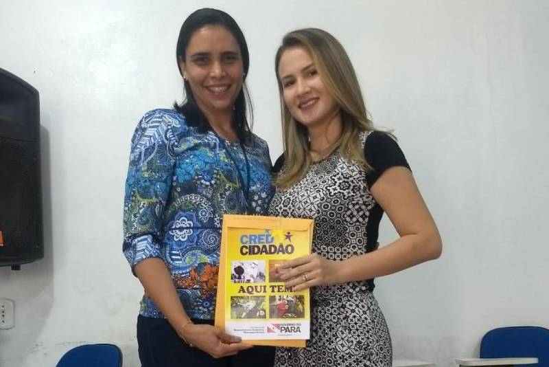 O Programa CredCidadão finalizou na tarde dessa segunda-feira (19), a primeira parte de liberações de crédito em municípios da região do Baixo Amazonas. As liberações ocorreram nos municípios de Alenquer, Terra Santa e Faro. Outro bom exemplo de empreendedor, que conseguiu renovar seu financiamento é a consultora em estética, Ana Paula Nogueira (d), do município de Terra Santa
FOTO: SAMUEL ALVARENGA / SECOM
DATA: 19.03.2018
TERRA SANTA - PARÁ <div class='credito_fotos'>Foto: Samuel Alvarenga / Secom | <a href='/midias/2018/originais/90d447e2-ae27-45b8-914f-b1c7fd801fdc.jpg' download><i class='fa-solid fa-download'></i> Download</a></div>