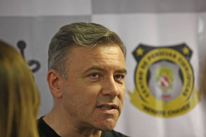 “O nível da perícia paraense é muito bom, sobretudo na polícia científica, eles têm muitos conhecimentos e são muito interessados em assimilar as nossas novas técnicas” A opinião é de Sebastian Valentim (foto), major que há 10 anos atua na brigada criminal de Paris. Sebastiam é um dos dois peritos franceses, agentes da Polícia do Brigade Criminelle e do Service Régionale d'Identité Judiciaire, que estão dando aulas de qualificação durante esta Semana de Intercâmbio de Investigação Criminal: Brasil x França - O Local de Homicídio em Evidência. O evento começou na segunda-feira e vai até sexta, com aulas práticas e teóricas. “Esse treinamento é fruto de um programa do Governo do Estado e CPC, de aproximação com as embaixadas, buscando a capacitação através da expertise desses países que têm uma tecnologia e protocolos de administração avançados”, disse Mário Guzzo, coordenador da capacitação.
FOTO: MARCELO LELIS / AG. PARÁ
DATA: 25.04.2018
BELÉM - PARÁ <div class='credito_fotos'>Foto: Marcelo Lelis / Ag. Pará | <a href='/midias/2018/originais/90d7ffa6-9fe2-4028-8031-6e9510fa827d.jpg' download><i class='fa-solid fa-download'></i> Download</a></div>