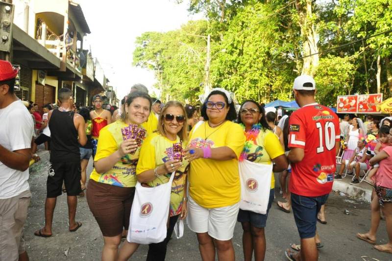 Durante todo o feriado de Carnaval, equipes da Secretaria de Estado de Saúde Publica (Sespa) percorreram diversos municípios paraenses para levar ações de saúde e prevenção aos principais pontos de concentração de foliões. Os técnicos distribuíram preservativos masculinos e femininos, orientaram os brincantes sobre as Infecções Sexualmente Transmissíveis (IST) e também sobre o combate ao Aedes aegipty, mosquito causador da dengue, zika e chikungunya.
FOTO: JOSÉ PANTOJA / ASCOM SESPA
DATA: 13.02.2018
BARCARENA - PARÁ <div class='credito_fotos'>Foto: José Pantoja / Ascom Sespa | <a href='/midias/2018/originais/90d90e55-804c-4677-ae69-3f395c59e1ea.jpg' download><i class='fa-solid fa-download'></i> Download</a></div>