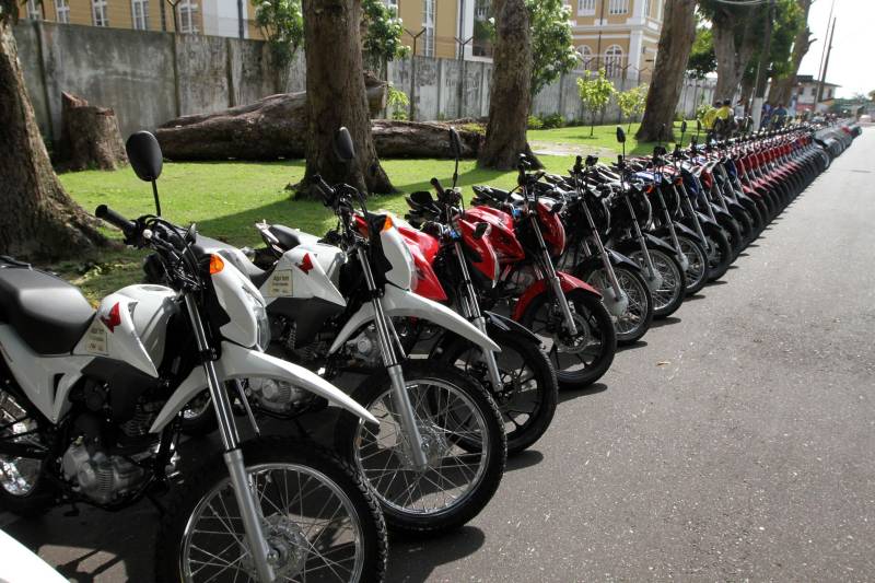O Governo do Estado entregou, nesta segunda-feira, 12, no Palácio do Governo, 75 motocicletas a mototaxistas de Belém, Castanhal, Ananindeua e Igarapé-Açu. As motos foram adquiridas pelos mototaxistas por meio do Credcidadão, programa que incentiva a geração de trabalho e renda entre os microempreendedores com necessidades financeiras. O governador Simão Jatene fez a entrega das chaves das motos, acompanhado do prefeito de Belém, Zenaldo Coutinho; do presidente da Assembleia Legislativa do Estado do Pará (Alepa), Márcio Miranda; dos deputados Eliel Faustino e Coronel Neil; do secretário de Desenvolvimento Econômico, Indústria, Comércio e Mineração, Hildegardo Nunes; do diretor-geral do Credcidadão, Jorge Rezende e de representantes de sindicatos e associações de mototaxistas, entre eles o presidente do Sindicato dos Mototaxistas do Pará, José Ribamar Soares, o Alemão.
FOTO: CRISTINO MARTINS / AG. PARÁ
DATA: 12.11.2018
BELÉM - PARÁ <div class='credito_fotos'>Foto: Cristino Martins/Ag. Pará | <a href='/midias/2018/originais/90d9853c-a82f-417b-ae90-967ff1e93003.jpg' download><i class='fa-solid fa-download'></i> Download</a></div>
