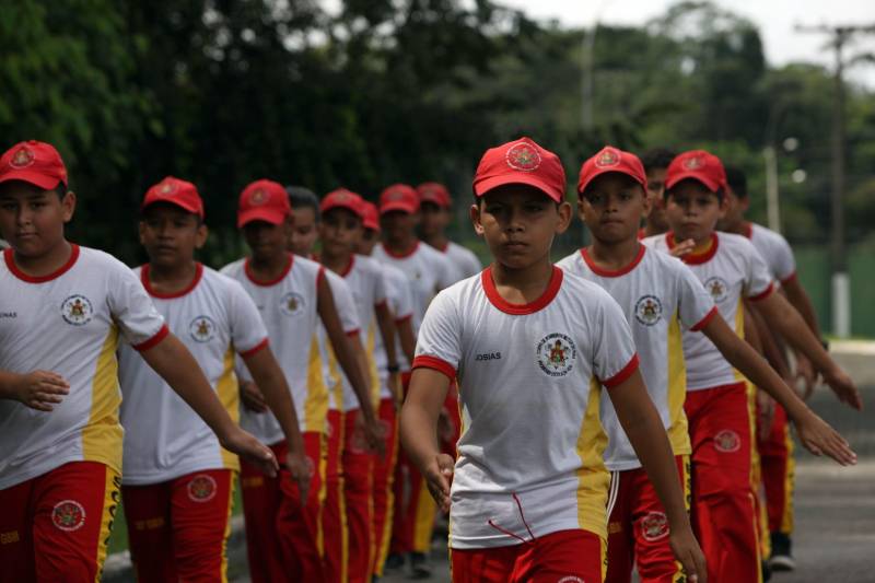 O Corpo de Bombeiros Militar do Pará também atua com um projeto de responsabilidade social que oferece perspectivas às crianças e adolescentes. O “Escola da Vida” começou no quartel da Cremação em 1993, com apenas 20 alunos. Hoje, alcança 3.200 alunos matriculados e distribuídos em 25 polos pelo Estado. Mais de 25 mil crianças já passaram pelo projeto que oferece informações, orientações, treinamento, educação e base de apoio para a formação do cidadão. Dos 25 polos do Projeto Escola da Vida, cinco estão em Belém, nos bairros da Cremação e Val de Cans, além de Icoaraci, Outeiro e Mosqueiro, funcionando dentro dos quartéis.
FOTO: SIDNEY OLIVEIRA / AG. PARÁ
DATA: 11.05.2018
BELÉM - PARÁ <div class='credito_fotos'>Foto: Sidney Oliveira/Ag. Pará | <a href='/midias/2018/originais/90e1aa87-eae5-44be-aee4-07c22c3dff8c.jpg' download><i class='fa-solid fa-download'></i> Download</a></div>