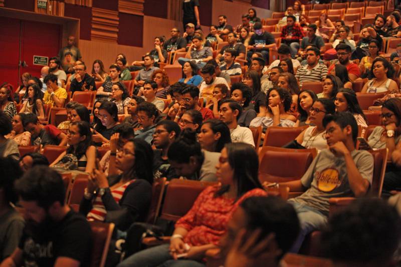 A desconstrução de estereótipos de raça na comunicação e a construção de marcas no Instagram foram os temas das duas palestras desta tarde de terça-feira (12) no “Publicom Belém 2018. O público formado por assessores de comunicação do Governo, profissionais de comunicação, professores e estudantes da área prestigiaram o segundo e último dia do evento que acontece no Teatro do Sesi, em Belém. A palestra “Desconstruindo estereótipos de raça na comunicação”, foi ministrada pelas comunicólogas Helaine Martins e Joana Mendes, da Idánimo Consultoria, agência especializada em comunicação com e sobre os públicos negro, feminino e LGBT.

FOTO: RODOLFO OLIVEIRA / AG. PARÁ
DATA: 12.06.2018
BELÉM - PARÁ <div class='credito_fotos'>Foto: Rodolfo Oliveira/Ag. Pará   |   <a href='/midias/2018/originais/90ea7834-8ea8-45af-b43a-a2821b1eb5f5.jpg' download><i class='fa-solid fa-download'></i> Download</a></div>