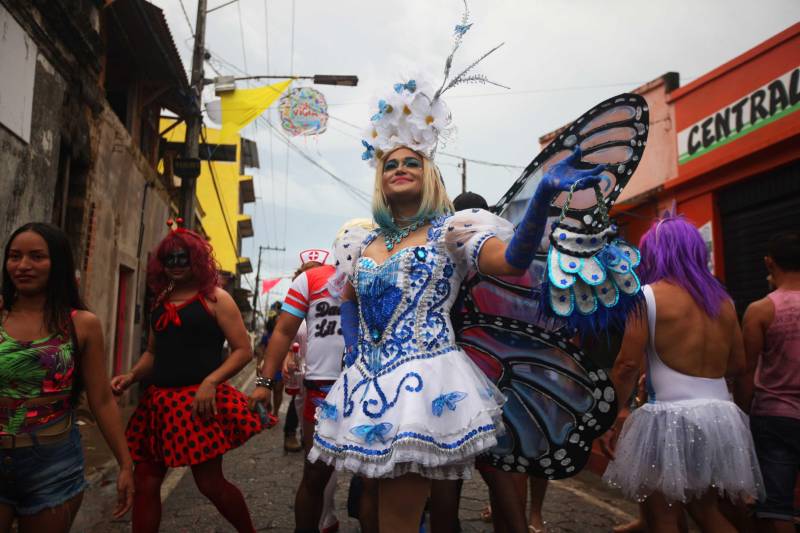 O professor Júlio Leal Gomes é natural de Vigia de Nazaré, no nordeste paraense, terra conhecida pela hospitalidade, principalmente em época festiva. Mantendo a tradição, no Carnaval Júlio e seus irmãos abrem a casa da família para amigos e outros parentes. Neste ano, o imóvel de quatro cômodos abrigou mais de 50 pessoas. Vigia tem um dos maiores e mais tradicionais carnavais do Pará. Nesta época do ano, a população do município, de 51.173 habitantes (Censo/IBGE), triplica com a chegada de brincantes oriundos de todo o Brasil, e os vigienses – igual coração de mãe - acolhem essa multidão. A estimativa é a cidade receber mais de 300 mil pessoas neste Carnaval. Na foto, o professor Pablo Pantoja, 37 anos.
FOTO: IGOR BRANDÃO / AG PARÁ
DATA: 13.02.2018
BELÉM - PARÁ <div class='credito_fotos'>Foto: IGOR BRANDÃO / AG. PARÁ | <a href='/midias/2018/originais/90ed149a-006f-4ecc-a465-e5d32934f953.jpg' download><i class='fa-solid fa-download'></i> Download</a></div>
