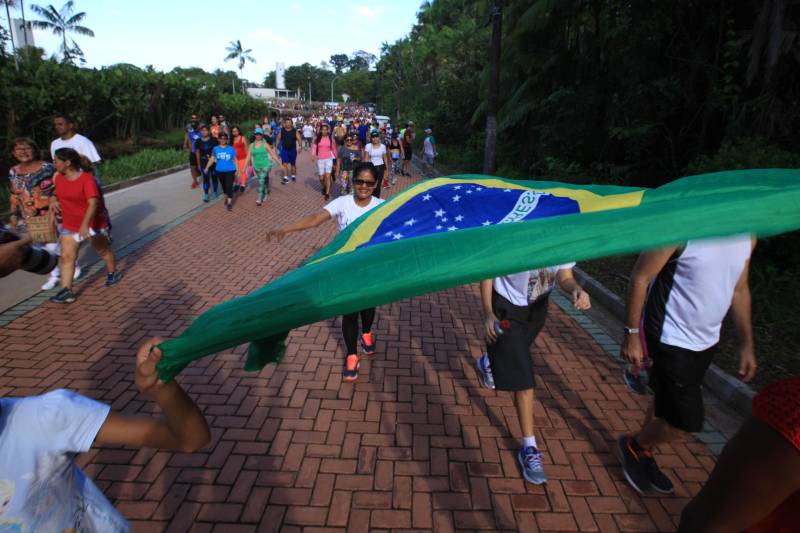 Uma reabertura feita a milhares de mãos. A fita inaugural colocada no inicio da trilha principal do Parque do Utinga foi rompida por mais de cinco mil pessoas ansiosas pelo inicio da caminhada, marcando o segundo dia da programação de reabertura do mais novo espaço paraense de lazer e interatividade com a natureza.
FOTO: MÁCIO FERREIRA / AG. PARÁ
DATA: 17.03.2018
BELÉM - PARÁ <div class='credito_fotos'>Foto: MÁCIO FERREIRA/ AG. PARÁ | <a href='/midias/2018/originais/90f1c2b2-a560-43e6-93cf-dfce74dbad1f.jpg' download><i class='fa-solid fa-download'></i> Download</a></div>