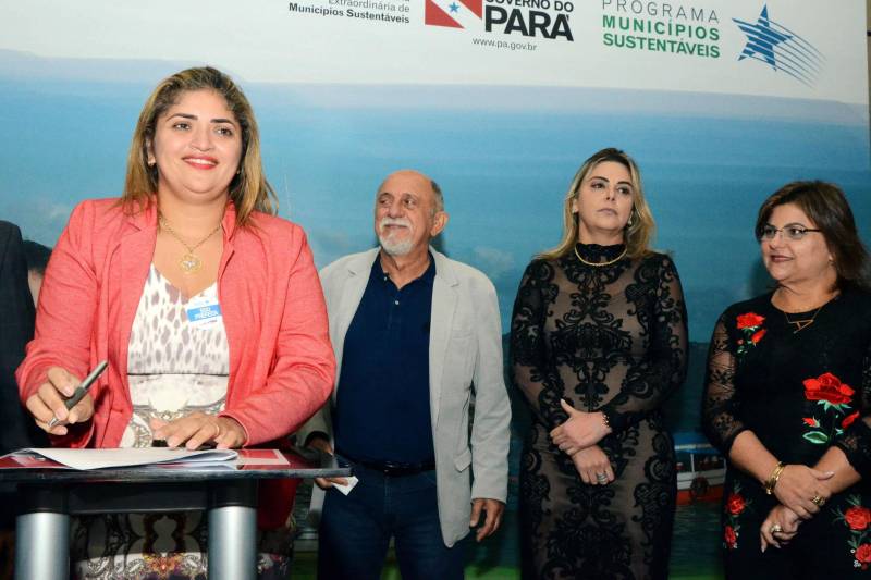 Durante o encerramento da terceira reunião do Fórum Permanente de Prefeitos e Prefeitas dos Municípios Sustentáveis, no Hangar Centro de Convenções, foram assinados convênios com prefeituras do interior para execução de obras de construção, ampliação e reforma de escolas em diversos municípios. Foram oficializadas também as Ordens de Serviços de 15 obras de reforma e ampliação de escolas em Belém e outros municípios do interior, financiadas pelo Banco Interamericano de Desenvolvimento (BID). No conjunto, essas obras representam investimento de mais de 50 milhões de reais.´As obras vão beneficiar, ao todo, mais de 21 mil estudantes. Para a secretária de Educação, Ana Claudia Serruya Hage, a estrutura física das escolas é um dos fatores que mais repercute na motivação e desempenho dos alunos. “Hoje, o Governo do Estado faz essas parcerias para melhorar a estrutura das escolas e, com isso, resgata o sentido do Pacto pela Educação, que preconiza que todos devemos nos responsabilizar pela Educação”, destacou.Na foto, prefeita do Acará - Amanda Oliveira e Silva.
FOTO: ELISEU DIAS / ASCOM SEDUC
DATA: 08.02.2018
BELÉM - PARÁ <div class='credito_fotos'>Foto: Eliseu Dias / Ascom Seduc | <a href='/midias/2018/originais/90f455be-6988-4fda-bd37-58e0c22358c8.jpg' download><i class='fa-solid fa-download'></i> Download</a></div>