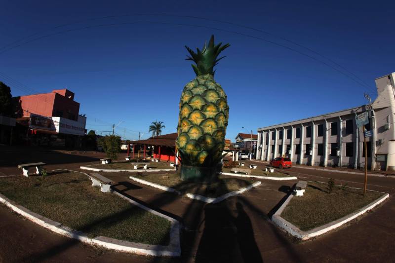 O governador Simão Jatene desembarca nesta segunda-feira (25) no município de Floresta do Araguaia (foto), para entrega de pavimentação asfáltica na rua XV de Novembro. Na sequência, fará pronunciamento na Câmara de Vereadores. A programação terá continuidade, à tarde, no Distrito de Serra Pelada, em Curionópolis, onde será inaugurada a Escola Estadual de Ensino Médio Joaquina Diamantina.
FOTO: ANTONIO SILVA / AG. PARÁ
DATA: 25.06.2018
FLORESTA DO ARAGUAIA - PARÁ <div class='credito_fotos'>Foto: Antônio Silva/Ag. Pará | <a href='/midias/2018/originais/90f9522a-fff6-442c-934d-2e02bae3b35a.jpg' download><i class='fa-solid fa-download'></i> Download</a></div>