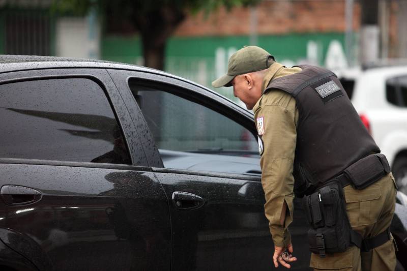 Durante todo o dia a Polícia Militar do Pará tem aumentado o número de operações que realiza em Belém e região metropolitana. Nesta quinta-feira (3), o 2º Batalhão da PM percorreu os bairros de Canudos, Terra Firme, Cidade Velha, Jurunas e Sacramenta realizando diversas operações, entre elas a “Polícia no Meu Bairro”, que previne a criminalidade no centro comercial de Belém e nos grandes corredores da capital, e a “Saturação”, que visa reprimir os crimes de tráfico de drogas, roubo e furto. Mais de 20 policiais trabalham para percorrer trechos onde a mancha criminal é alta nessas localidades, objetivando, principalmente, inibir os crimes. “Depois da ordem do Governador do Estado em trazer policiais da atividade meio para a atividade fim, ou seja, diminuir o número de PMs na atividade administrativa, aumentamos o nosso contingente, dando mais ostensividade ao trabalho. Hoje estamos nas ruas com 20 viaturas, o dobro do que tínhamos antes, tudo para diminuir os índices de violência e dar mais segurança ao cidadão”, explicou o tenente coronel Luiz Otávio Raiol, comandante do 2º Batalhão de Polícia Militar.
FOTO: MARCELO LELIS / AG. PARÁ
DATA: 03.05.2018
BELÉM - PARÁ <div class='credito_fotos'>Foto: Marcelo Lelis / Ag. Pará | <a href='/midias/2018/originais/90ff970d-31a1-4b10-93ba-a73f73cb5d1c.jpg' download><i class='fa-solid fa-download'></i> Download</a></div>