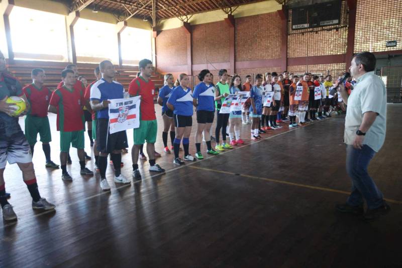 Mais de 300 policiais militares, de diversas localidades do Pará, participam neste sábado (3) e no domingo (4) da II Copa de Futsal da Casa Militar da Governadoria, em comemoração aos 101 anos de criação do órgão. Quarenta equipes participam do torneio, sendo 32 masculinas, quatro femininas, duas sub-16 e duas sub-13, as duas últimas formadas por alunos da escolinha de futsal da PM, que ensina a filhos de militares técnicas e regras da prática esportiva. O subchefe da Casa Militar, coronel Luiz Mendonça (foto), também destacou a importância do evento.
FOTO: RODOLFO OLIVEIRA / AG. PARÁ
DATA: 03.03.2018
BELÉM - PARÁ <div class='credito_fotos'>Foto: Rodolfo Oliveira/Ag. Pará | <a href='/midias/2018/originais/9101d8ef-40ea-418f-a773-00195aa0a9e3.jpg' download><i class='fa-solid fa-download'></i> Download</a></div>