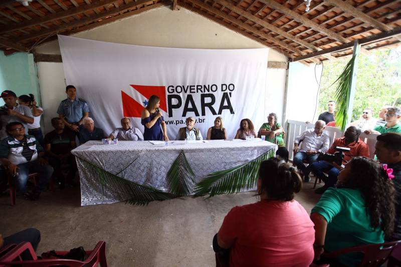 “Ter a posse da terra é a certeza de que nunca iremos perder o nosso direito, que nossos filhos e nossos netos poderão dar continuidade a nossa história em segurança. Foram anos de luta até chegar esse dia, agraciados com a assinatura do nosso título de terra. Só temos a agradecer a todos que fizeram parte disso e a cada um que lutou junto para que hoje isso se tornasse realidade”. A fala emocionada foi de seu Mário Araújo Silva, presidente da Associação Remanescente de Quilombo Espírito Santo, localizada no município do Acará, no nordeste do Estado. Ele assinou, neste sábado (24), junto com o governador Simão Jatene, o título que dá a posse da terra a comunidade. A fala do presidente traduz o sentimento das dezenas de famílias que moram no local, que agora tem a posse legítima do local onde seus antepassados viveram. “Sou filho de mãe negra. Nasci aqui como minha vó, bisavó, que fazem parte da história dessa comunidade que já existe a mais de 300 anos.
FOTO: SIDNEY OLIVEIRA / AG. PARÁ
DATA: 24.03.2018
ACARÁ - PARÁ <div class='credito_fotos'>Foto: Sidney Oliveira/Ag. Pará | <a href='/midias/2018/originais/910cd219-5298-4223-9763-0e0283b6b766.jpg' download><i class='fa-solid fa-download'></i> Download</a></div>