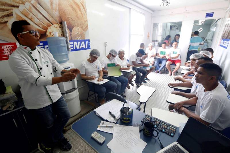 Com o objetivo de oferecer oportunidades de profissionalização para os internos custodiados no Hospital Geral Penitenciário (HGP), a Superintendência do Sistema Penitenciário do Estado (Susipe), em parceria com o Serviço Nacional de Aprendizagem Industrial (Senai), realiza um curso de panificação visando novas oportunidades no mercado de trabalho aos detentos. Um ônibus do Senai, equipado com sala de aula e uma cozinha industrial, levou à casa penal, localizada no Complexo Penitenciário de Santa Izabel, todo material necessário para a capacitação. O treinamento, com duração de um mês, sendo 15 dias de aulas teóricas e a outra metade dedicada à prática, conta com 16 participantes. Durante o curso os internos aprendem a produzir diversos tipos de pães, como o francês, pão de leite, italiano, ciabata e integral. Além de pães doces e bolos. Na foto, o chefe de cozinha e instrutor de panificação do Senai, Márcio Nascimento.
FOTO: ANDERSON SILVA / ASCOM SUSIPE
DATA: 23.01.2017
BELÉM - PARÁ
<div class='credito_fotos'>Foto: ANDERSON SILVA / AG. PARÁ | <a href='/midias/2018/originais/910e2eb5-2ef9-4a32-9294-e88630d7e7c1.jpg' download><i class='fa-solid fa-download'></i> Download</a></div>