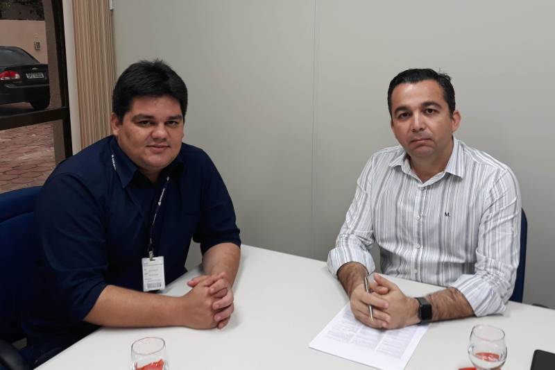 O secretário regional de Governo do Baixo Amazonas, Olavo das Neves, reuniu-se nesta quinta-feira (15), em Santarém, com representantes de instituições do sistema de segurança pública na região do Baixo Amazonas. O objetivo foi o de aproximar e informar aos representantes sobre a forma de atuação do Centro Regional, a partir de um novo modelo, baseado na governança compartilhada. Na foto, Olavo das Neves (d), com o gerente da Ciretran de Santarém, Wilmar Freire.
FOTO: SAMUEL ALVARENGA / SECOM
DATA: 15.02.2018
BELÉM - PARÁ <div class='credito_fotos'>Foto: Samuel Alvarenga / Secom | <a href='/midias/2018/originais/9110718f-96a9-4f62-a148-2efa3df7237d.jpg' download><i class='fa-solid fa-download'></i> Download</a></div>