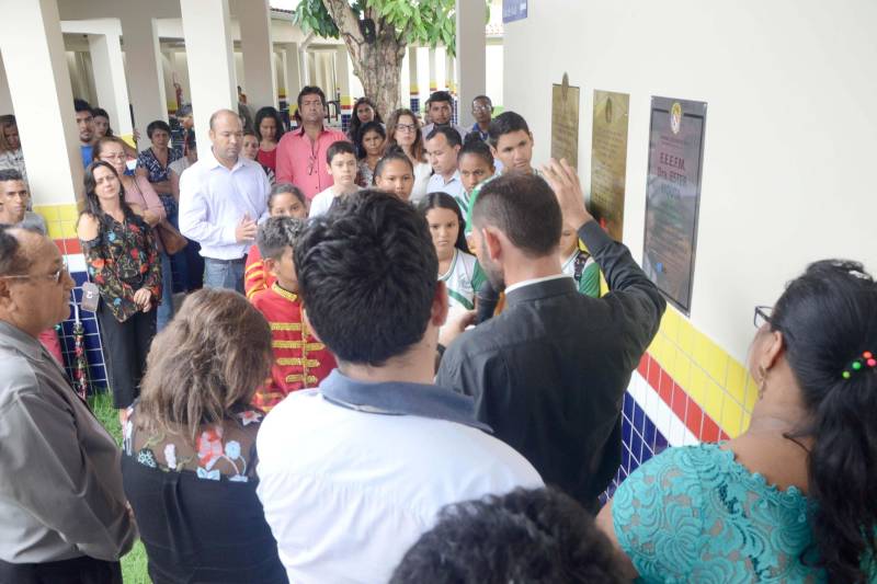 A Secretaria de Estado de Educação realizou na tarde desta terça-feira (04) visita para entrega de obra da Escola Estadual de Ensino Fundamental e Médio Dra. Ester Mouta, no município de Ponta de Pedras, na Ilha do Marajó. “A toda a comunidade e munícipe de Ponta de Pedras, a Escola Ester Mouta”, entregou a Secretaria de Estado de Educação, Ana Claudia Serruya Hage. “Nos inauguramos a escola com padrão de qualidade e agora cabe a todos os alunos, diretores e professores zelarem por esta escola que é um patrimônio púbico e que certamente várias gerações ainda passarão por ela. E que possamos manter ainda mais a cultura e a educação elevada em Ponta de Pedras", frisou Ana Claudia.
FOTO: FERNANDO NOBRE / ASCOM SEDUC
DATA: 04.12.2018
PONTAS DE PEDRAS - PARÁ <div class='credito_fotos'>Foto: FERNANDO NOBRE/ASCOM SEDUC | <a href='/midias/2018/originais/9118a5ed-88f7-4877-b489-f2c70ff15684.jpg' download><i class='fa-solid fa-download'></i> Download</a></div>