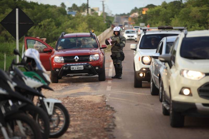 Atuação dos agentes de segurança durante a Operação Verão 2018 no segundo final de semana de férias.
FOTO: MÁCIO FERREIRA / AG. PARÁ
DATA: 07.07.2018
SALINÓPOLIS - PARÁ <div class='credito_fotos'>Foto: MÁCIO FERREIRA/ AG. PARÁ | <a href='/midias/2018/originais/9119342a-ad62-49bf-b991-14e0c7ca7de4.jpg' download><i class='fa-solid fa-download'></i> Download</a></div>