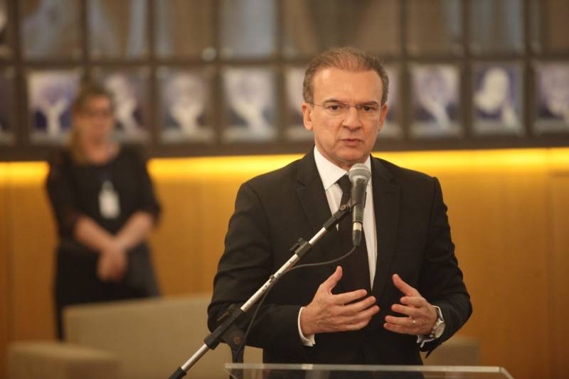 Um acordo de cooperação técnica para agilizar as ações de cobrança de títulos da dívida ativa, ajuizados ou não, foi celebrado nesta terça-feira, 26, entre o Tribunal de Justiça do Estado (TJPA), Governo do Pará, União, Prefeitura de Belém e o Instituto de Estudos de Protesto de Títulos do Brasil, seção Pará. O acordo foi firmado na sede do TJPA. O acordo de cooperação técnica foi firmado com base na Lei nº 9.492/1997, que estabelece o protesto como ato formal e solene, pelo qual se prova a inadimplência e o descumprimento de obrigação originada em títulos e outros documentos em dívida, e à inexistência de disposições legais que vedem à utilização do serviço de protesto de títulos pelas entidades da administração pública; e observa as decisões do Conselho Nacional de Justiça (CNJ), que estabelecem a validade do protesto dos títulos, denominados certidões da dívida ativa, bem como atende meta do CNJ, de desjudicialização de ações, estimulando o protesto de títulos executados ou não. Na foto, o procurador Geral do Estado, Ophir Cavalcante Júnior.
FOTO: MARCELO LELIS / AG. PARÁ
DATA: 26.06.2018
BELÉM - PARÁ <div class='credito_fotos'>Foto: Marcelo Lelis / Ag. Pará | <a href='/midias/2018/originais/91196b8f-21df-438d-ac76-b62d03dce174.jpg' download><i class='fa-solid fa-download'></i> Download</a></div>