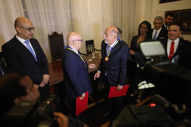 O governador Simão Jatene foi homenageado pela Associação do Corpo Consular no Estado do Pará (ACCP) com a Comenda do Mérito Consular João Clemente Baena Soares. A maior honraria da entidade foi entregue na noite desta quinta-feira (22), no salão nobre do prédio sede da Associação Comercial do Pará (ACP), em Belém. Na foto, o governador Simão Jatene (d), e o embaixador Baena Soares.
FOTO: IGOR BRANDÃO / AG. PARÁ
DATA: 22.02.2018
BELÉM - PARÁ <div class='credito_fotos'>Foto: IGOR BRANDÃO / AG. PARÁ | <a href='/midias/2018/originais/912192c4-f9d4-4815-bff6-67a5c2779d9e.jpg' download><i class='fa-solid fa-download'></i> Download</a></div>