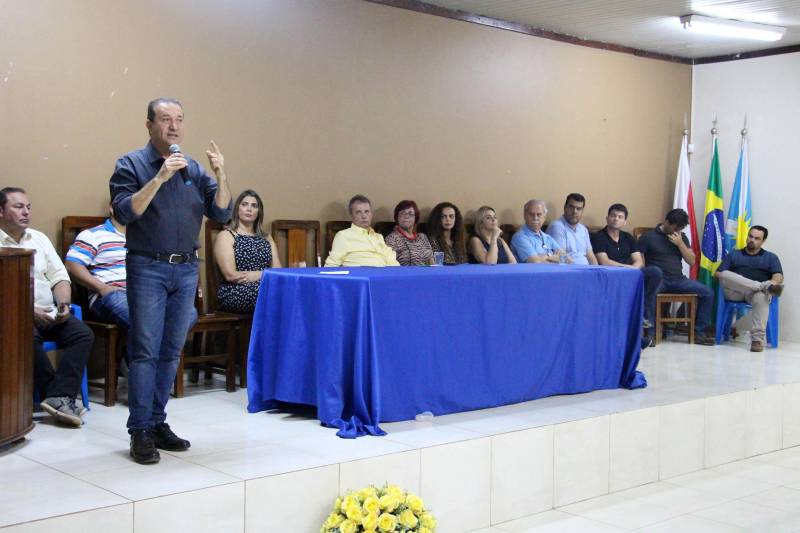 O município de Xinguara também comemora os 36 anos de emancipação neste domingo (13). A celebração de convênios entre a Prefeitura e o Estado abriu as comemorações. Foi firmado convênio para a construção de uma clínica de fisioterapia, no valor de R$ 289.051,66. Também foi assinado convênio de R$ 357.204,96, destinado à iluminação do trecho urbano da Avenida Xingu. Na foto, o presidente da Assembleia Legislativa do Estado do Pará, deputado Márcio Miranda.
FOTO: ANTONIO MACEDO / DIVULGAÇÃO
DATA: 12.05.2018
XINGUARA - PARÁ <div class='credito_fotos'>Foto: ANTONIO MACEDO / DIVULGAÇÃO | <a href='/midias/2018/originais/91257cf5-66da-4194-8557-510be09f523c.jpg' download><i class='fa-solid fa-download'></i> Download</a></div>