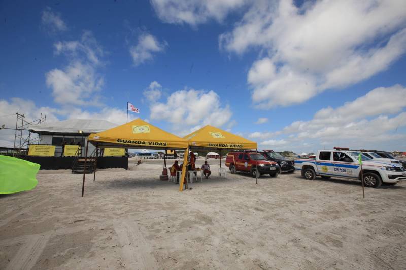 Atuação dos agentes de segurança durante a Operação Verão 2018 no segundo final de semana de férias.
FOTO: MÁCIO FERREIRA / AG. PARÁ
DATA: 07.07.2018
SALINÓPOLIS - PARÁ <div class='credito_fotos'>Foto: MÁCIO FERREIRA/ AG. PARÁ | <a href='/midias/2018/originais/91280288-8358-4a38-b762-999c28c682b7.jpg' download><i class='fa-solid fa-download'></i> Download</a></div>
