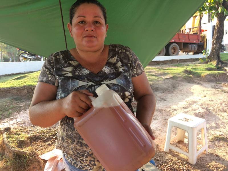 Cerca de 150 litros de óleo vegetal foram arrecadados pelo Hospital Regional do Sudeste do Pará - Dr. Geraldo Veloso (HRSP), em Marabá, nos quatro primeiros meses do projeto ECOlaborador. Lançada na Semana do Meio Ambiente, em junho, a iniciativa estimula o descarte correto do resíduo de óleo de fritura usado nas residências dos colaboradores e da comunidade. As doações são repassadas para uma empresa parceira, que se responsabiliza pela transformação desse resíduo em biodiesel e sabão. A assistente administrativa do HRSP, Wesleana Coelho, foi uma das primeiras a aderir ao projeto. Ela conta que divulgou a ideia para a mãe, que logo se animou para participar. "Eu informei a ela que o hospital está com esse projeto. Demorou dois meses para juntarmos essa quantidade porque lá em casa se usa pouco óleo. Mas tudo que foi utilizado, a gente separou, coou e trouxe", comentou a colaboradora. Na foto, a autônoma Jucilene Sousa Carvalho.
FOTO: ASCOM / HRSP
DATA: 08.11.2018
MARABÁ - PARÁ <div class='credito_fotos'>Foto: ASCOM HRSP | <a href='/midias/2018/originais/91287da0-f38a-411c-a112-79c0b6cb59f6.jpg' download><i class='fa-solid fa-download'></i> Download</a></div>
