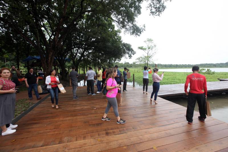 Jornalistas, influenciadores digitais e membros da sociedade civil organizada participaram, nesta quinta-feira (15), da visita guiada ao Parque Estadual do Utinga (Peut) que será inaugurado na sexta-feira (16), às 16h30. Os convidados foram recebidos pelo secretário estadual de Cultura, o arquiteto Paulo Chaves; pelo presidente do Ideflor-bio, Thiago Novaes; pelo gerente do Peut, Julio Meyer; pelo secretário de comunicação, Daniel Nardin e pelo representante da diretoria da Unidade de Conservação do Parque, Wendel Andrade. O evento começou às 9h com a apresentação das melhorias feitas no espaço durante as obras, dos serviços que funcionarão no local e de algumas normas de utilização desse novo equipamento.
FOTO: SIDNEY OLIVEIRA / AG. PARÁ
DATA: 15.03.2018
BELÉM - PARÁ <div class='credito_fotos'>Foto: Sidney Oliveira/Ag. Pará | <a href='/midias/2018/originais/91293d7e-7f13-4160-b693-7f47b37d4e5d.jpg' download><i class='fa-solid fa-download'></i> Download</a></div>