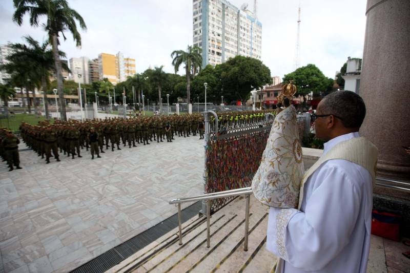 Cerca de 2 mil alunos do curso de formação de praças da Polícia Militar cumprem neste sábado (12) uma etapa importante da preparação: eles saem pela primeira vez às ruas, no estágio supervisionado, para vivenciar situações reais da carreira e, ao mesmo tempo, reforçar o policiamento ostensivo. Em Belém, cerca de 500 homens e mulheres se concentraram na Praça Santuário, em frente à Basílica de Nazaré, e saíram, em seguida, para diversos pontos da capital. A ação faz parte do pacote de medidas de combate à criminalidade e reforço da segurança pública anunciado pelo Governo do Estado.
FOTO: SIDNEY OLIVEIRA / AG. PARÁ
DATA: 12.05.2018
BELÉM - PARÁ <div class='credito_fotos'>Foto: Sidney Oliveira/Ag. Pará | <a href='/midias/2018/originais/912d03a9-31bd-4f64-8027-e92be147e7fa.jpg' download><i class='fa-solid fa-download'></i> Download</a></div>