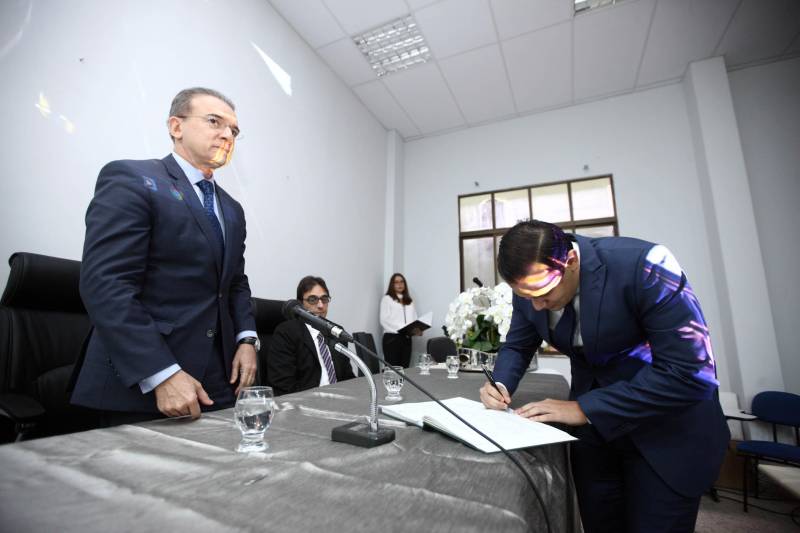O procurador-geral do Estado, Ophir Cavalcante Junior, deu posse, na tarde da última segunda-feira (26), a seis novos procuradores do Estado, aprovados no 20º concurso público da Procuradoria Geral do Estado (PGE). O evento ocorreu no auditório do prédio-sede da instituição, em Batista Campos, Belém. Foram empossados Idemar Cordeiro Peracchi, Edson dos Santos Matoso, Ducival Carvalho Pereira Júnior, Giulliane Pinheiro Corrêa de Lima, Jobson de Oliveira Pereira e Arthur Marcel Batista Gomes. A cerimônia teve a presença do procurador-geral adjunto, Henrique Nobre Reis, do corregedor-geral da PGE, Paulo de Tarso Dias Klautau Filho, do presidente da Associação dos Procuradores do Estado, Ary Lima Cavalcanti, e de diversos procuradores do Estado, familiares e amigos dos empossados.
FOTO: THIAGO GOMES / AG. PARÁ
DATA: 27.03.2018
BELÉM - PARÁ <div class='credito_fotos'>Foto: Thiago Gomes /Ag. Pará | <a href='/midias/2018/originais/913a8fb0-8067-4629-ba55-9af41795a692.jpg' download><i class='fa-solid fa-download'></i> Download</a></div>