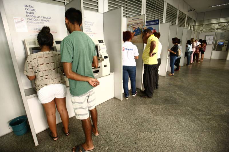 O Governo do Estado inicia o pagamento dos salários de abril dos funcionários públicos estaduais, da administração direta e indireta. Na foto, atendimento na agência do Banpará da avenida Presidente Vargas
FOTO: CLÁUDIO SANTOS / ARQUIVO AG. PARÁ
DATA: 20.04.2018
BELÉM - PARÁ <div class='credito_fotos'>Foto: Cláudio Santos/ Ag. Pará | <a href='/midias/2018/originais/913c6e09-aa93-4e54-b199-921211340b59.jpg' download><i class='fa-solid fa-download'></i> Download</a></div>