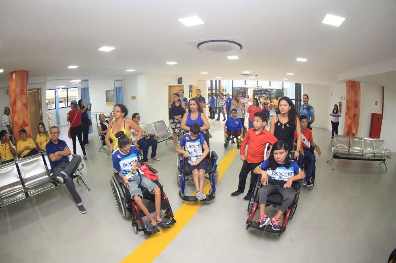 Um espaço moderno, com atendimento de alta qualidade. Assim é o Centro Integrado de Inclusão e Reabilitação (CIIR), inaugurado pelo Governo do Estado na tarde desta quarta-feira (30). O centro integra vários serviços em um único local. Da assistência médica, odontológica, passando pela reabilitação, capacitação, oficinas para produção de próteses e serviço de apoio e diagnósticos em crianças, jovens e adultos com deficiência no Estado do Pará. Localizado na rodovia Arthur Bernardes, em Belém, às margens da Baía do Guajará, o Centro Integrado é o primeiro na região Norte e fica em uma área total de mais de 40 mil metros quadrados. A obra foi iniciada em março de 2014 e está orçada em mais de R$ 32 milhões, recursos do tesouro estadual. O CIIR faz parte das ações previstas pelo Governo do Estado ampliando os serviços já oferecidos pela Secretaria de Estado de Saúde Pública (Sespa).
FOTO: THIAGO GOMES / AG. PARÁ
DATA: 30.05.2018
BELÉM - PARÁ <div class='credito_fotos'>Foto: Thiago Gomes /Ag. Pará | <a href='/midias/2018/originais/91420875-eb07-4327-b727-a1a8c8bf60f1.jpg' download><i class='fa-solid fa-download'></i> Download</a></div>