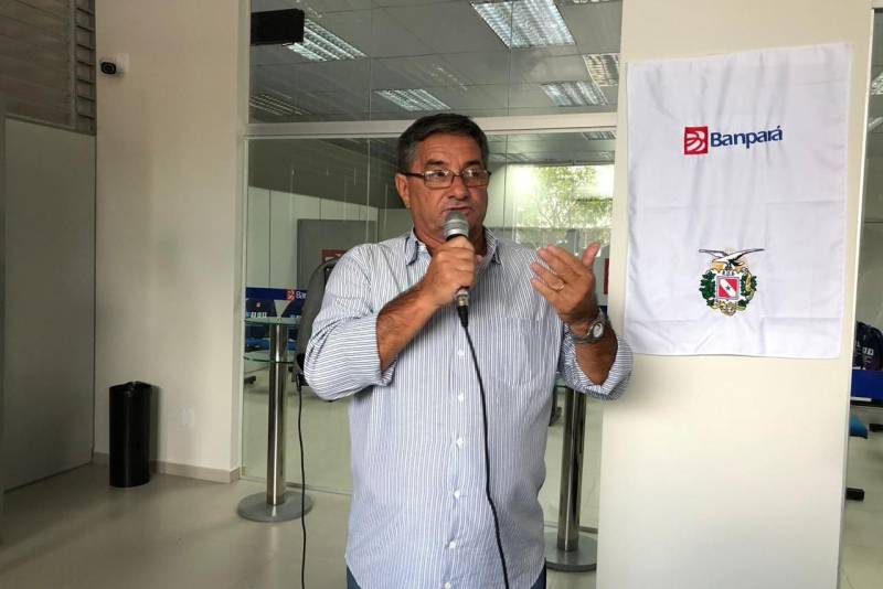 As novas instalações da agência Salvaterra, entregues na manhã desta segunda-feira (5), já estão em pleno funcionamento no município localizado na ilha do Marajó. Na foto, o diretor da Área Comercial e Fomento, Jorge Antunes
FOTO: ASCOM BANPARÁ
DATA: 05.11.2018
SALVATERRA - PARÁ <div class='credito_fotos'>Foto: Ascom Banpará | <a href='/midias/2018/originais/915be43c-8e92-4ff2-a870-b5e9404e7a65.jpg' download><i class='fa-solid fa-download'></i> Download</a></div>
