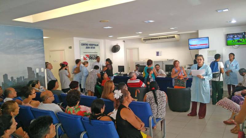 Segundo dados do Ministério da Saúde, 25% da população brasileira sofre de hipertensão, que tem seu dia lembrado nesta sexta-feira, 27, para alertar sobre a importância da prevenção dessa doença que é silenciosa e geralmente não apresenta sintomas. O casal Maria do Socorro, 59, e Luiz Filho, 69, faz parte dessa gama da sociedade atingida pela pressão alta, que ataca homens e mulheres de todas as camadas sociais e requer adoção de hábitos mais saudáveis como forma de prevenção mais efetiva. Referência estadual na assistência de usuários com obesidade e diabetes, que normalmente está associado à hipertensão, o Hospital Jean Bitar (HJB) aderiu à campanha nacional e promoveu a “Semana da Saúde”, de 23 a 27, levando informações e orientações sobre temas como: prevenção à hipertensão; qualidade de vida; autoestima; sono; obesidade; dor social; osteoartrite; prevenção de quedas. Colaboradores, usuários e seus acompanhantes, nas recepções de atendimentos, clínicas e setores do administrativo, participaram de palestras e receberam material educativo.
FOTO: ASCOM / HJB
DATA: 27.04.2018
BELÉM - PARÁ <div class='credito_fotos'>Foto: ASCOM HJB | <a href='/midias/2018/originais/9167b37c-8f86-4aa0-8b05-bebe007a4e82.jpg' download><i class='fa-solid fa-download'></i> Download</a></div>